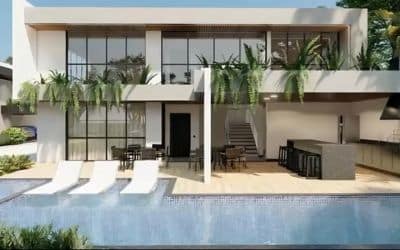 piscina com cadeiras de sol brancas e uma casa ao fundo