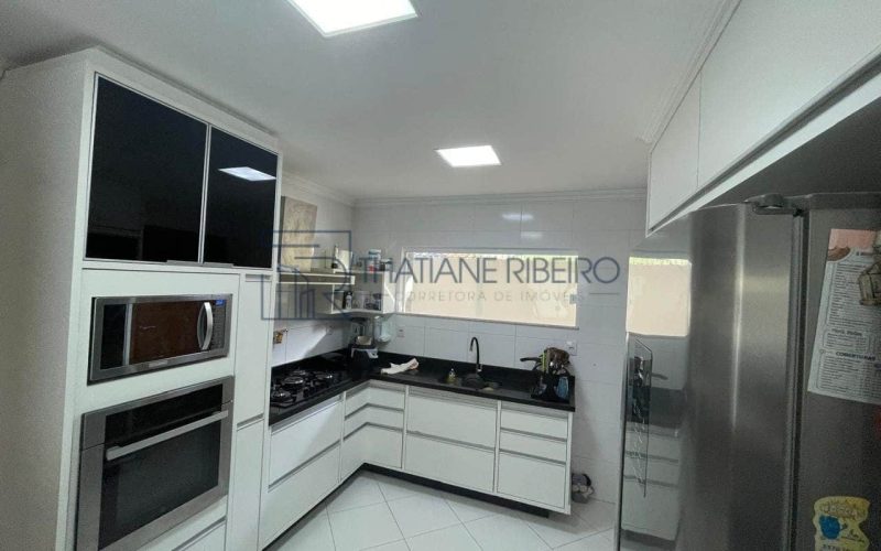 Casa 4 quartos com energia solar em conominio no Miragem Thatiane Ribeiro corretora de imóveis whassap 71 98380-4225 2