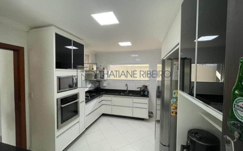 Casa 4 quartos com energia solar em conominio no Miragem Thatiane Ribeiro corretora de imóveis whassap 71 98380-4225 3
