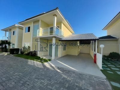 Casa com 4-quartos-com-energia-solar-em-conominio-no-Miragem - Foto Destaque - (400 x 300 px) - Thatiane Ribeiro Corretora de Imóveis Whats (71) 98380-4225