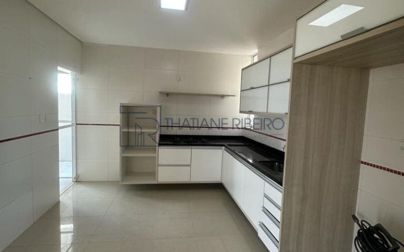 Thatiane Ribeiro Corretora de Imóveis Whats (71) 98380-4225 - Casa 5 suítes no Alphaville Litoral Norte 220